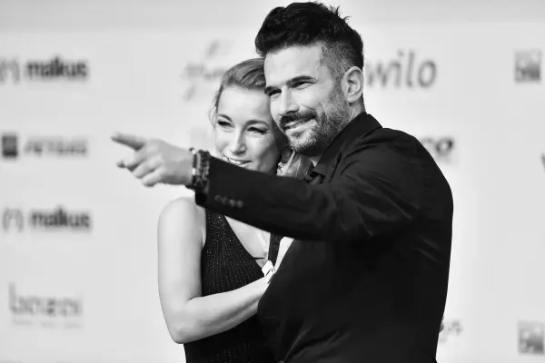 Elegantes Paar Profil Roter Teppich Preisverleihung