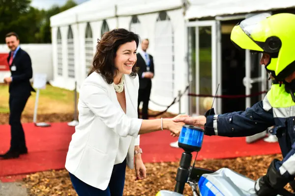 Redner mit Weltkarte Pressefreiheit am Podium