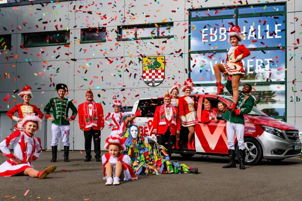 Karnevalsgruppe feiert vor Ebbehalle