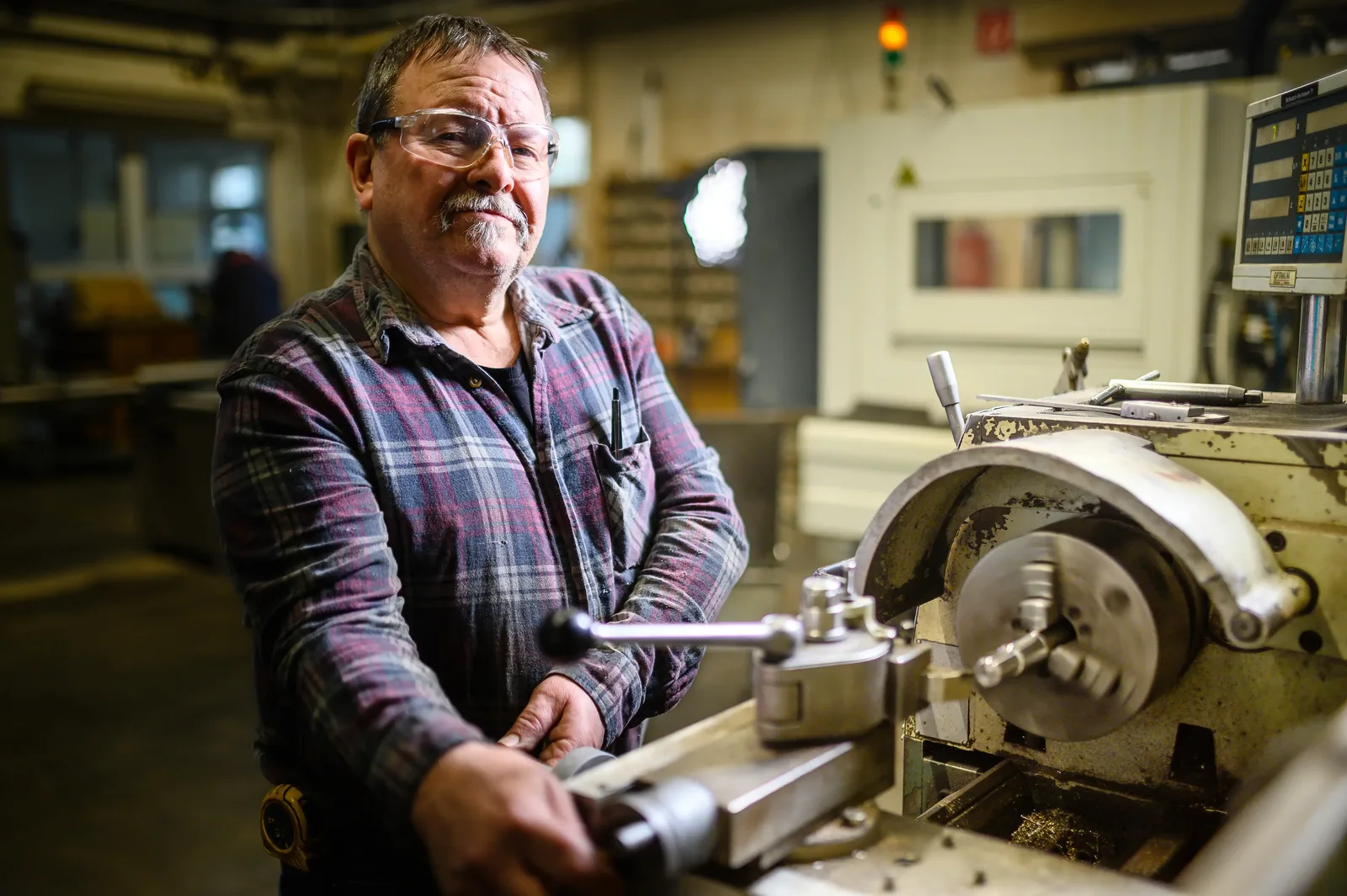 Industriefotografie – Facharbeiter an Drehmaschine